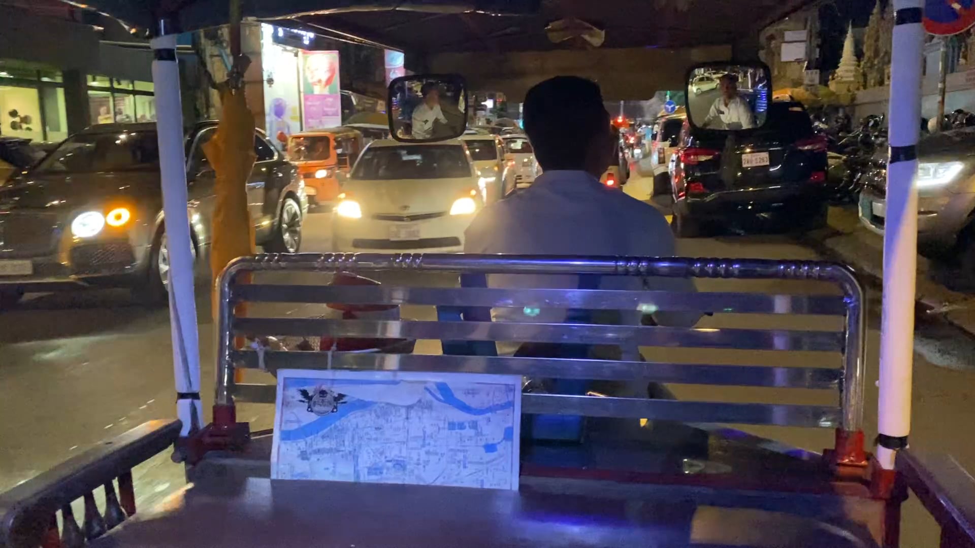 With the tuktuk to the night market