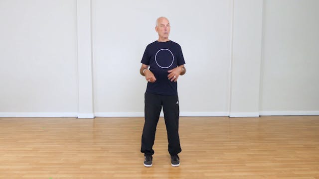 Mini qigong 12 - Mobilising the lower back 04