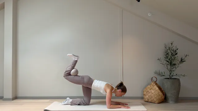 DAG 5 | Fullkropp | Ball | Pilates x ...