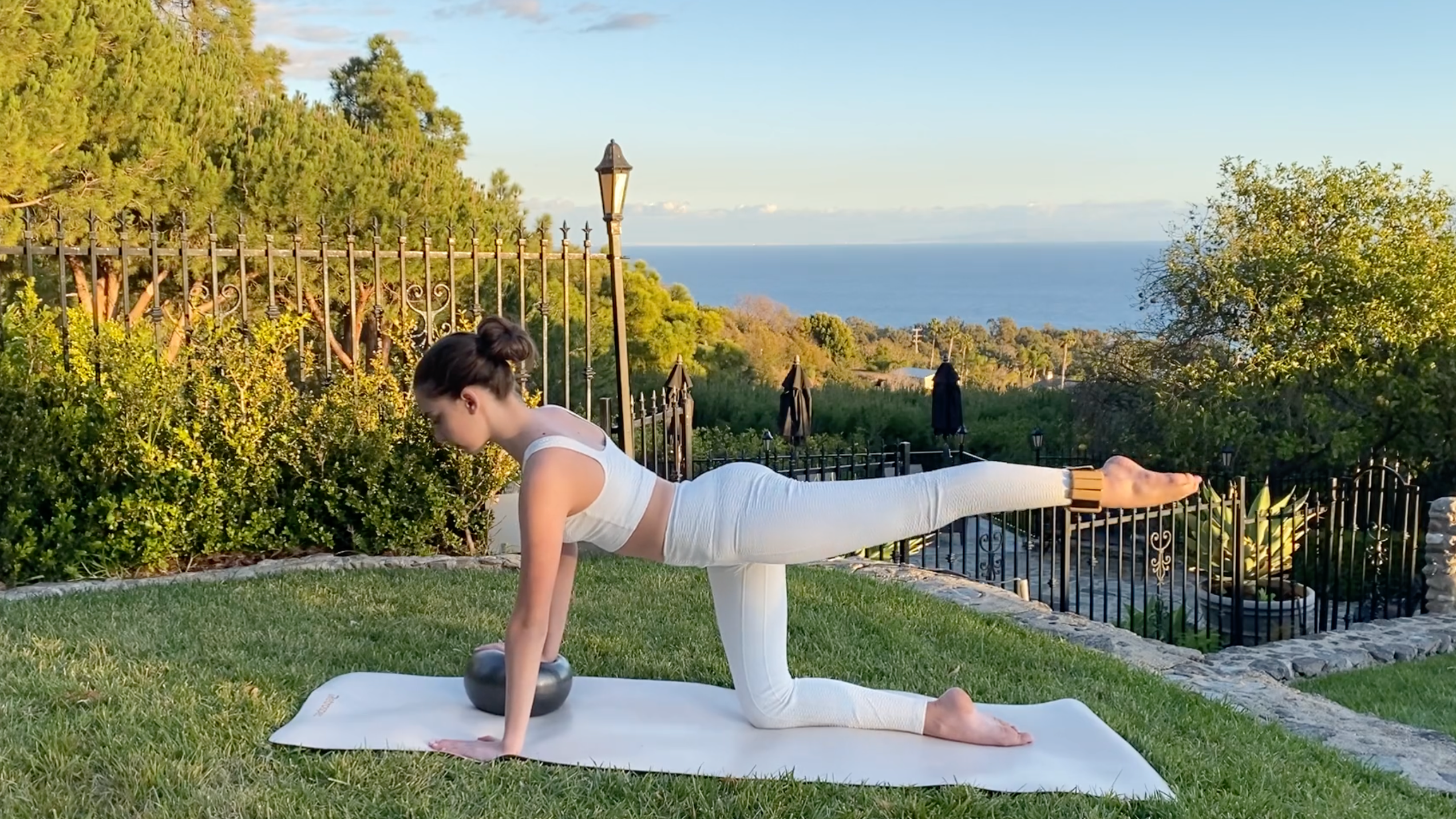 39 Min: Full Body // Ankle Weights & Ball