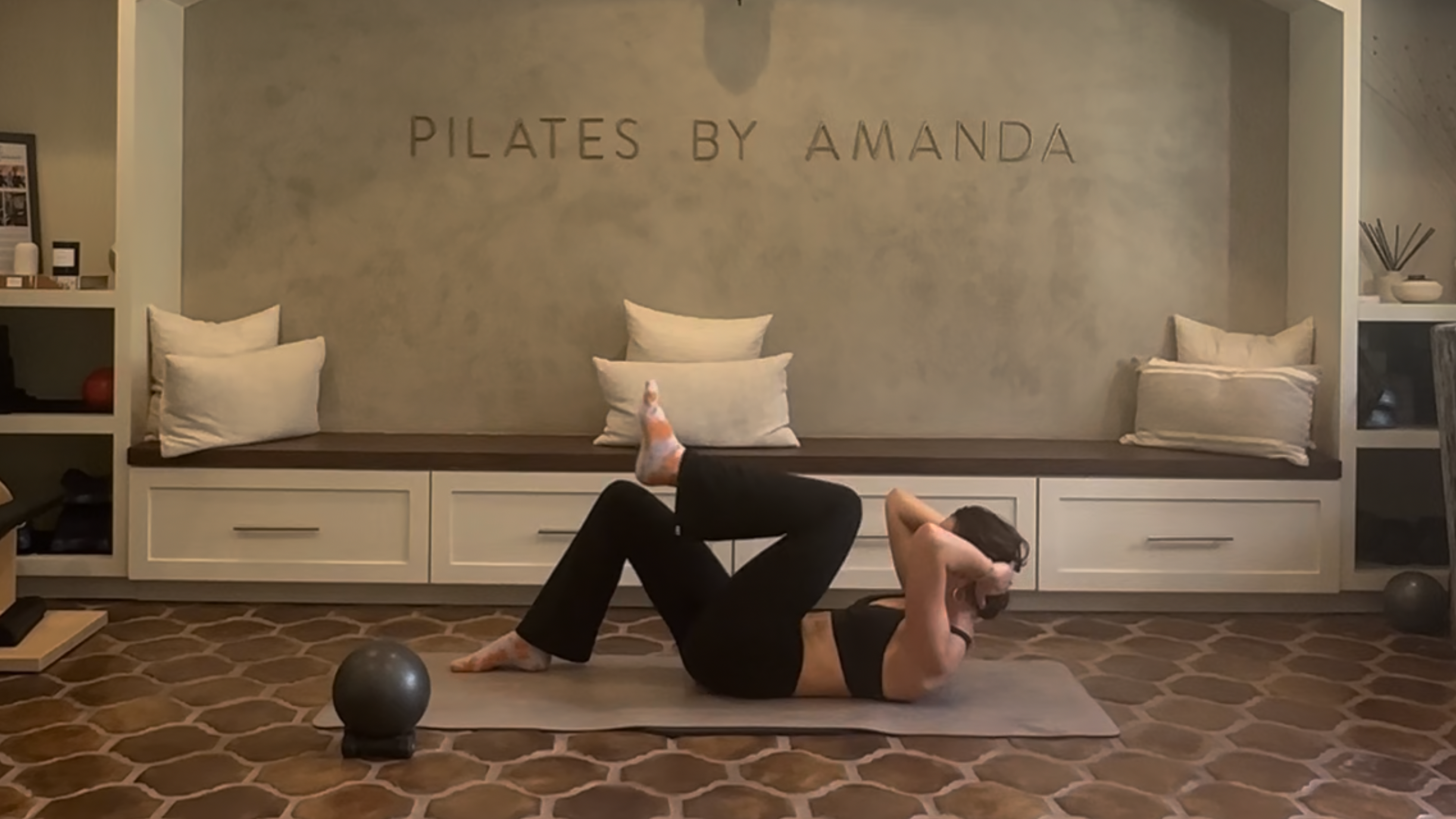 55 Min: Yoga Inspired with Alexia // Ball & Hand Weights