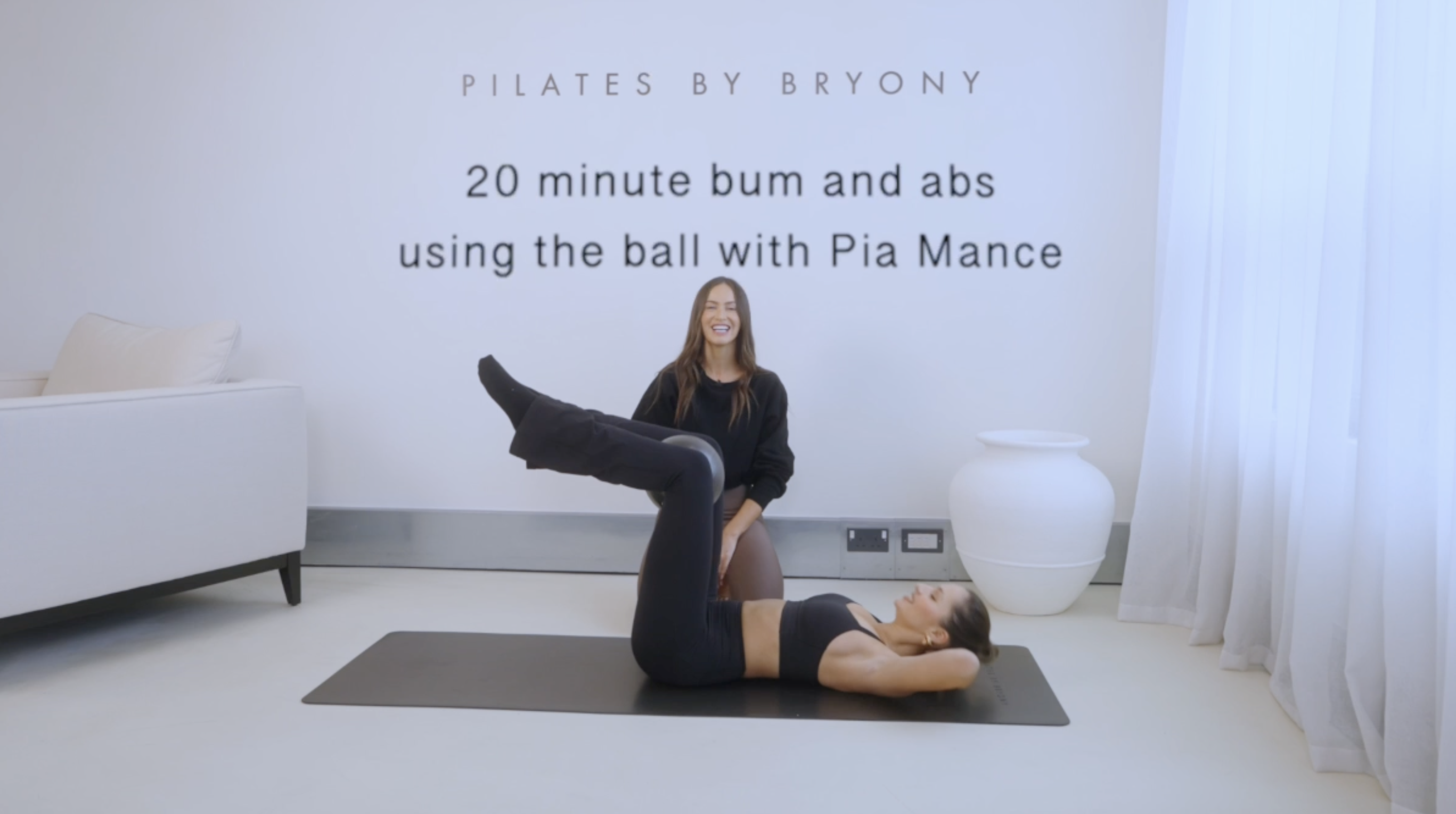 20 minute bum and abs using the ball with Pia Mance 