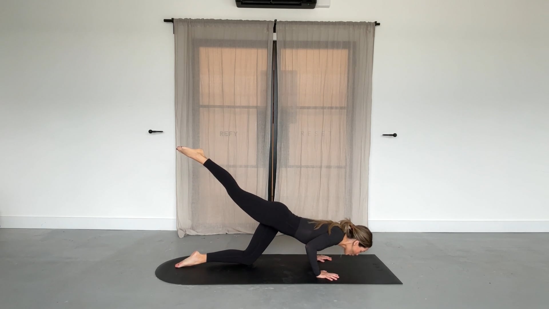 35 min Refy World x Pilates with Chloe Debloat & Sculpt Class