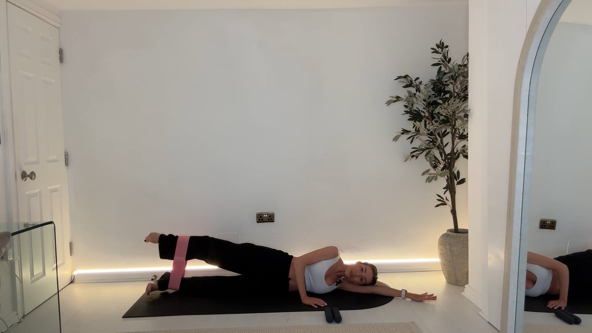 20 min Pilates Core, Thighs & Glutes with hand weights & band