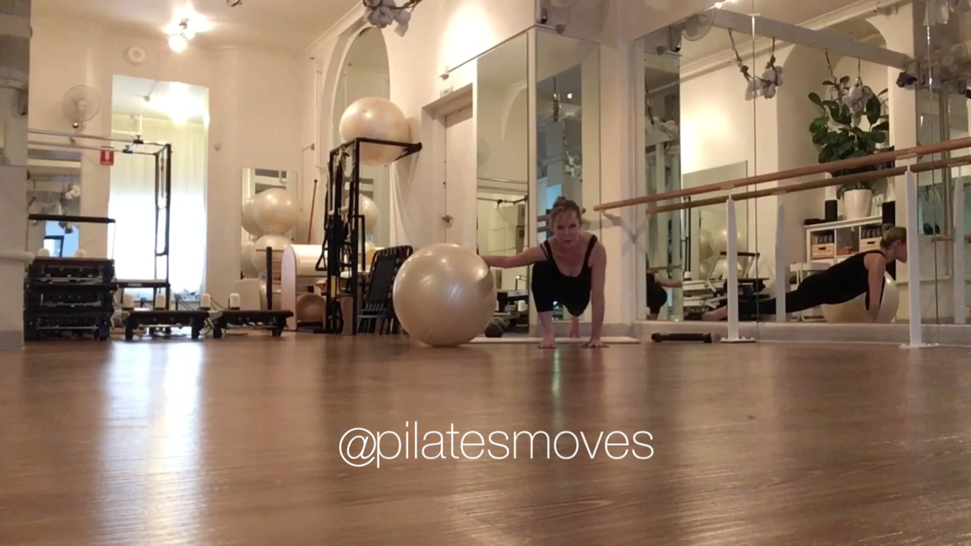 4.pilates.on.the.ball.inter-adv.xlv.cb.leg.circles.watermarked