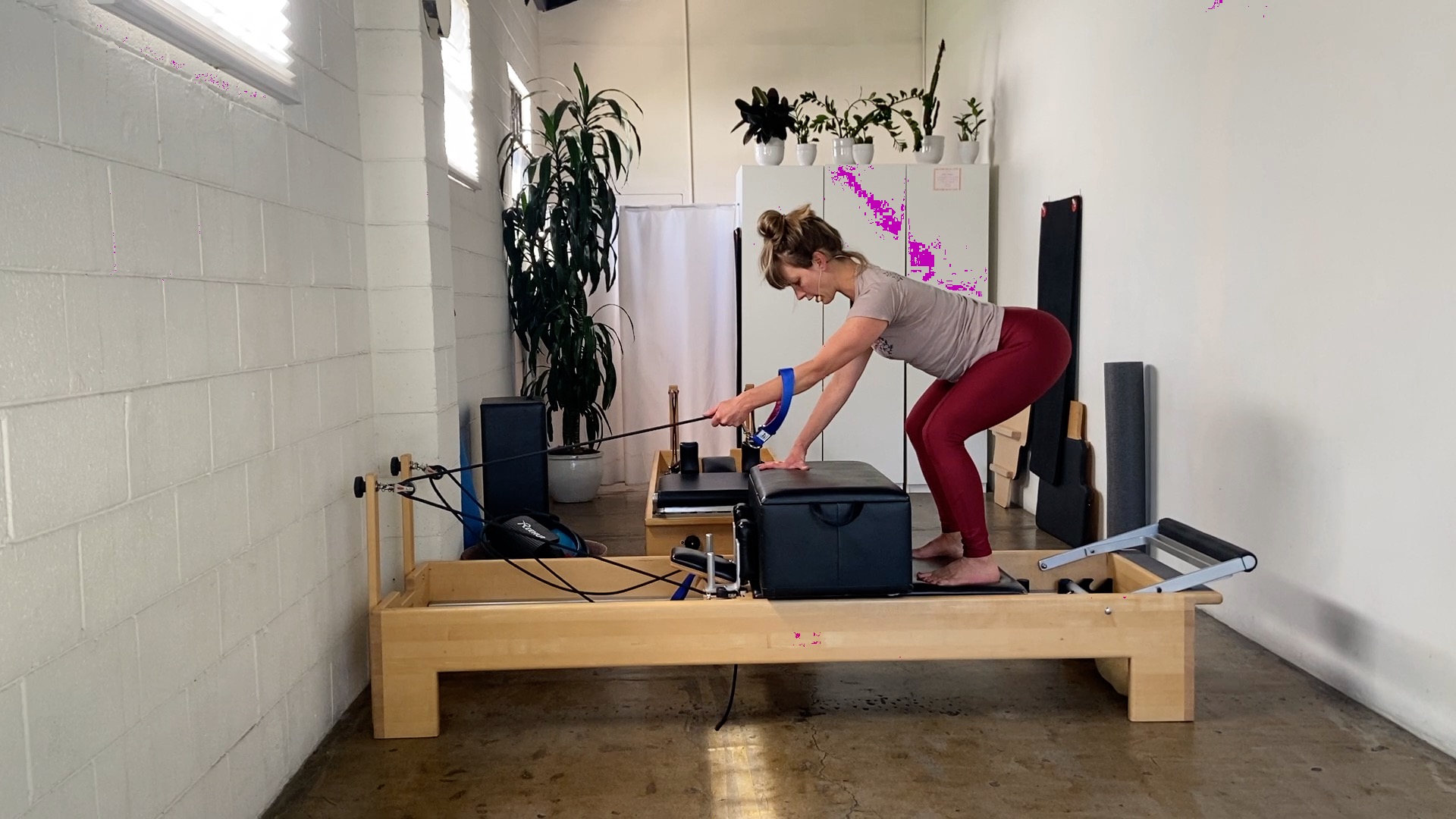Balance both sides with Strength and Play. Reformer. box. band. 39 min