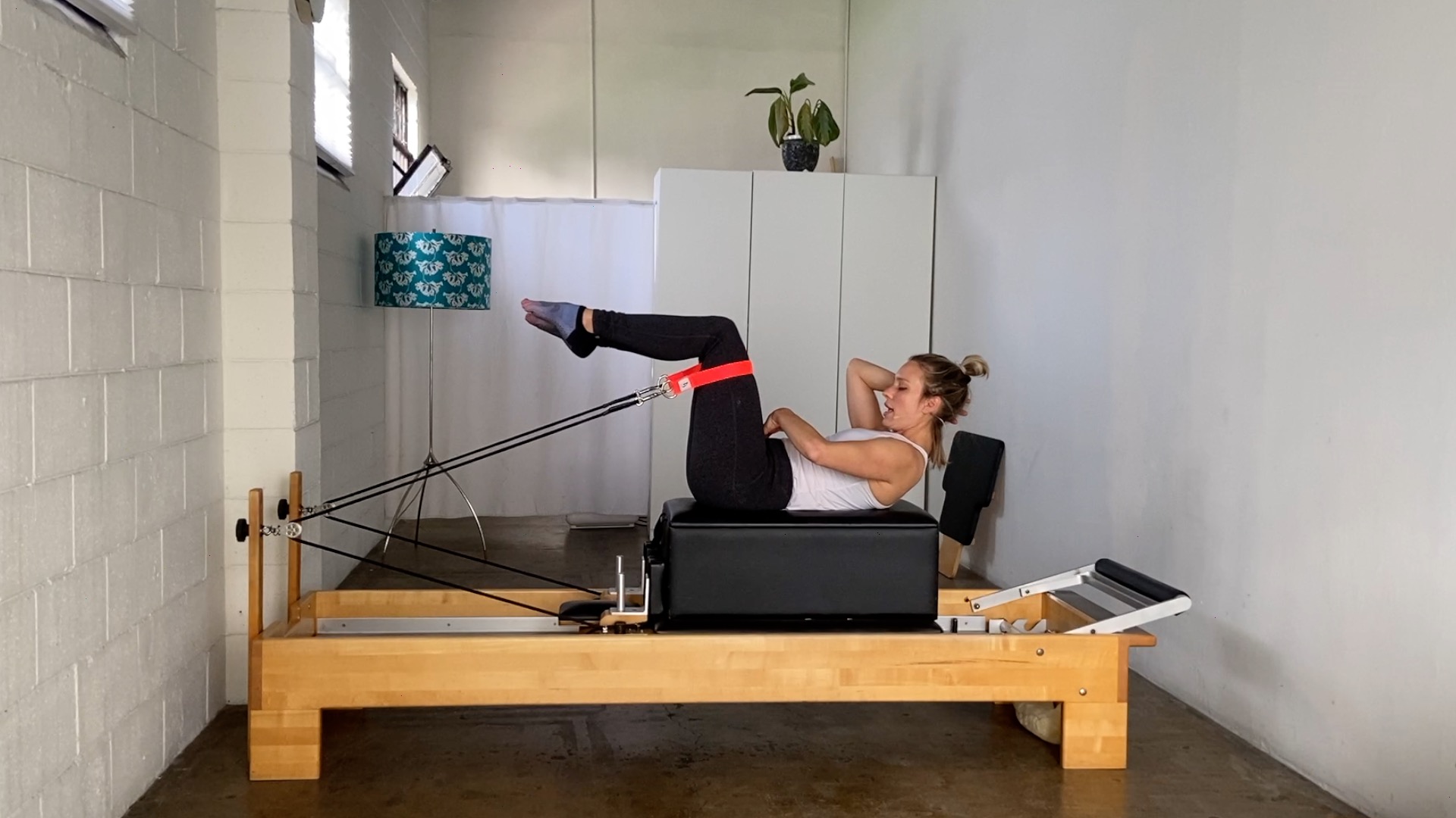 Challenging Reformer Flow: 40 min. block. ball