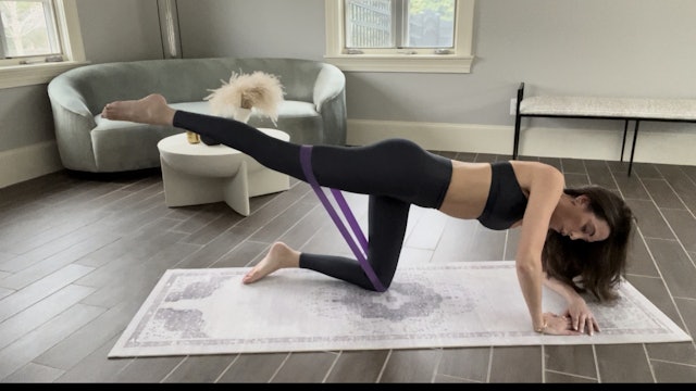 22 Minute Ab + Glute Focused Flow (Band)