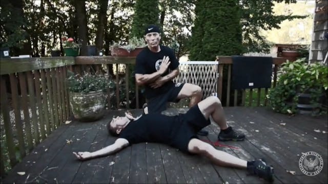 Pukulan avoid by moving toward lead