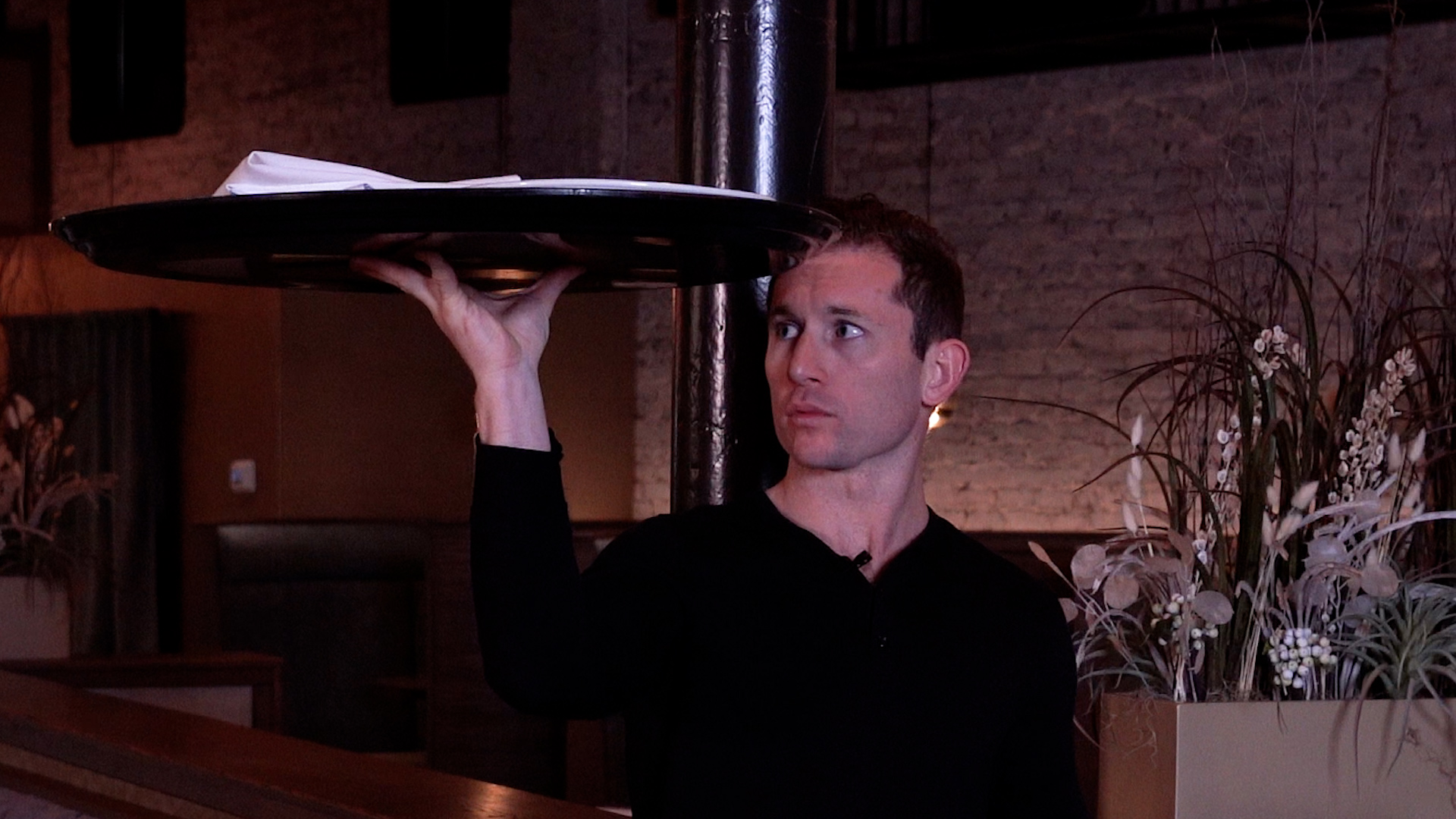 How to carry trays for serving entrees