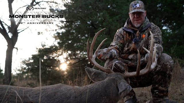 Chipper Jones Hunts a Giant Iowa Buck  Monster Bucks 2021 - Monster Bucks  XXIX (2021) - Realtree 365