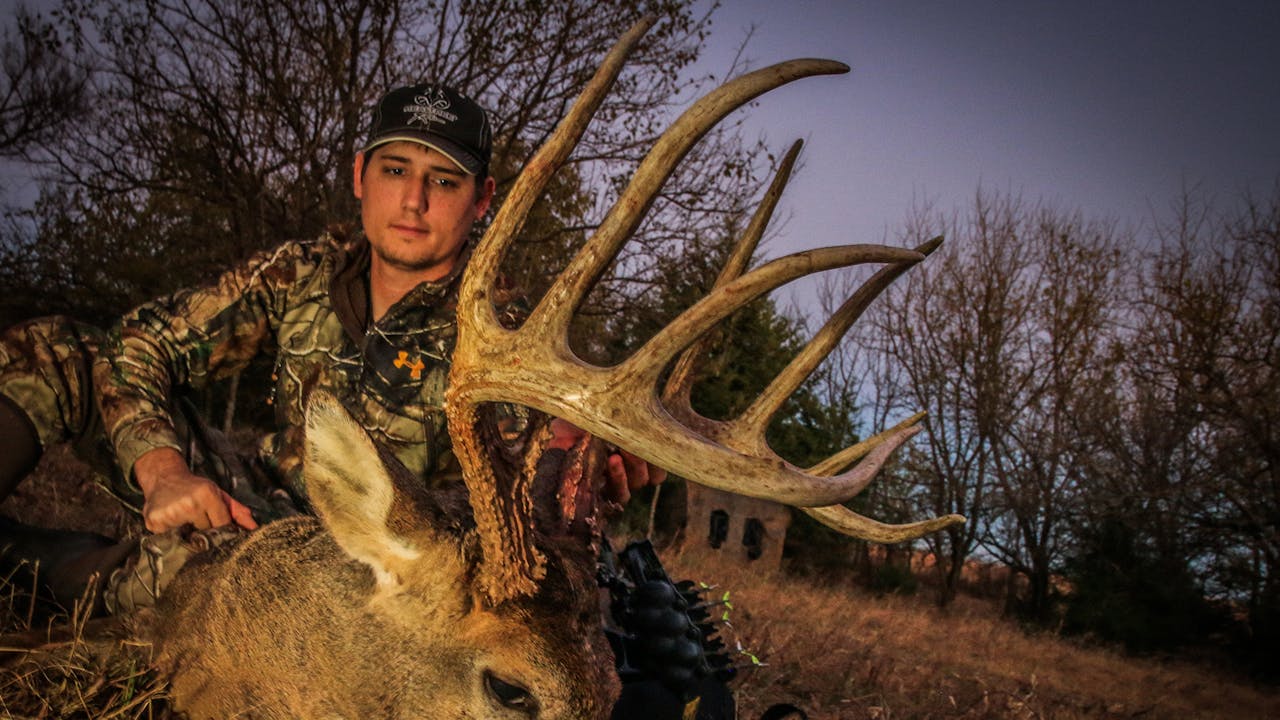 S2E16 160″ Buck from Bale Blind, Kansas Bowhunting