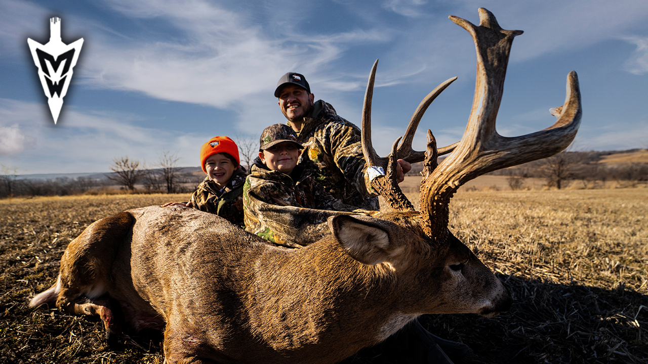 Giant Iowa 8 Point, Why Bucks Are Shedding Early | Midwest Whitetail