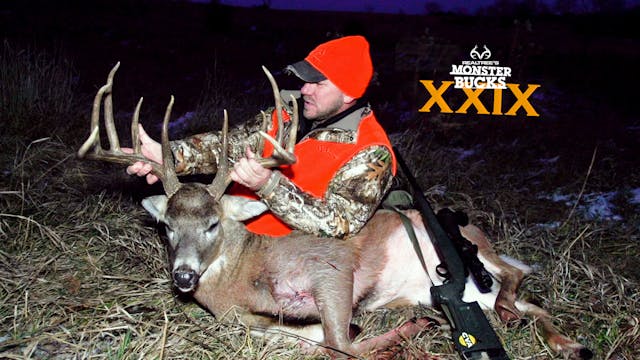 Chipper Jones Hunts a Giant Iowa Buck  Monster Bucks 2021 - Monster Bucks  XXIX Volume 1 - Realtree 365
