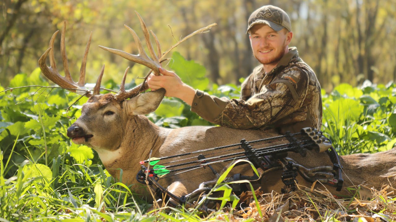 S2E3: Rattling in a Rutting Buck - Realtree 365