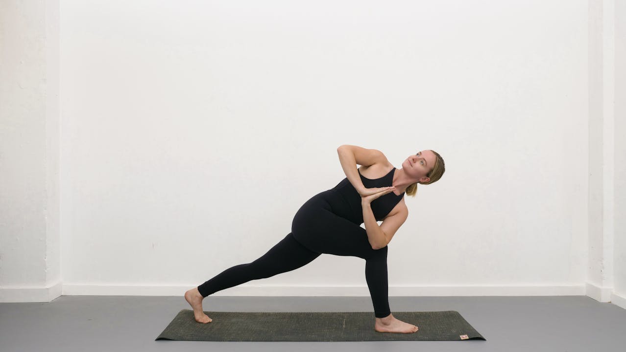 Twisted lunge - Yogipedia - Renew Yoga