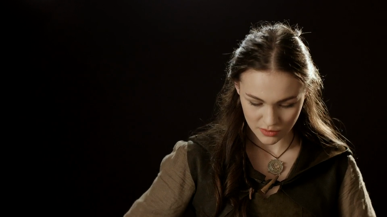 Sophie Skelton (Ren): What were the set and costumes like?