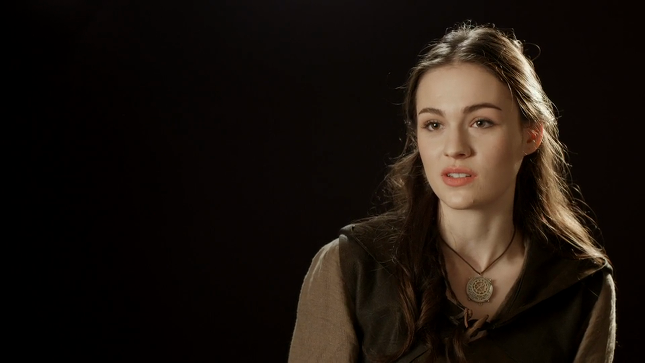 Sophie Skelton (Ren): What is the relationship between Ren and Hunter?