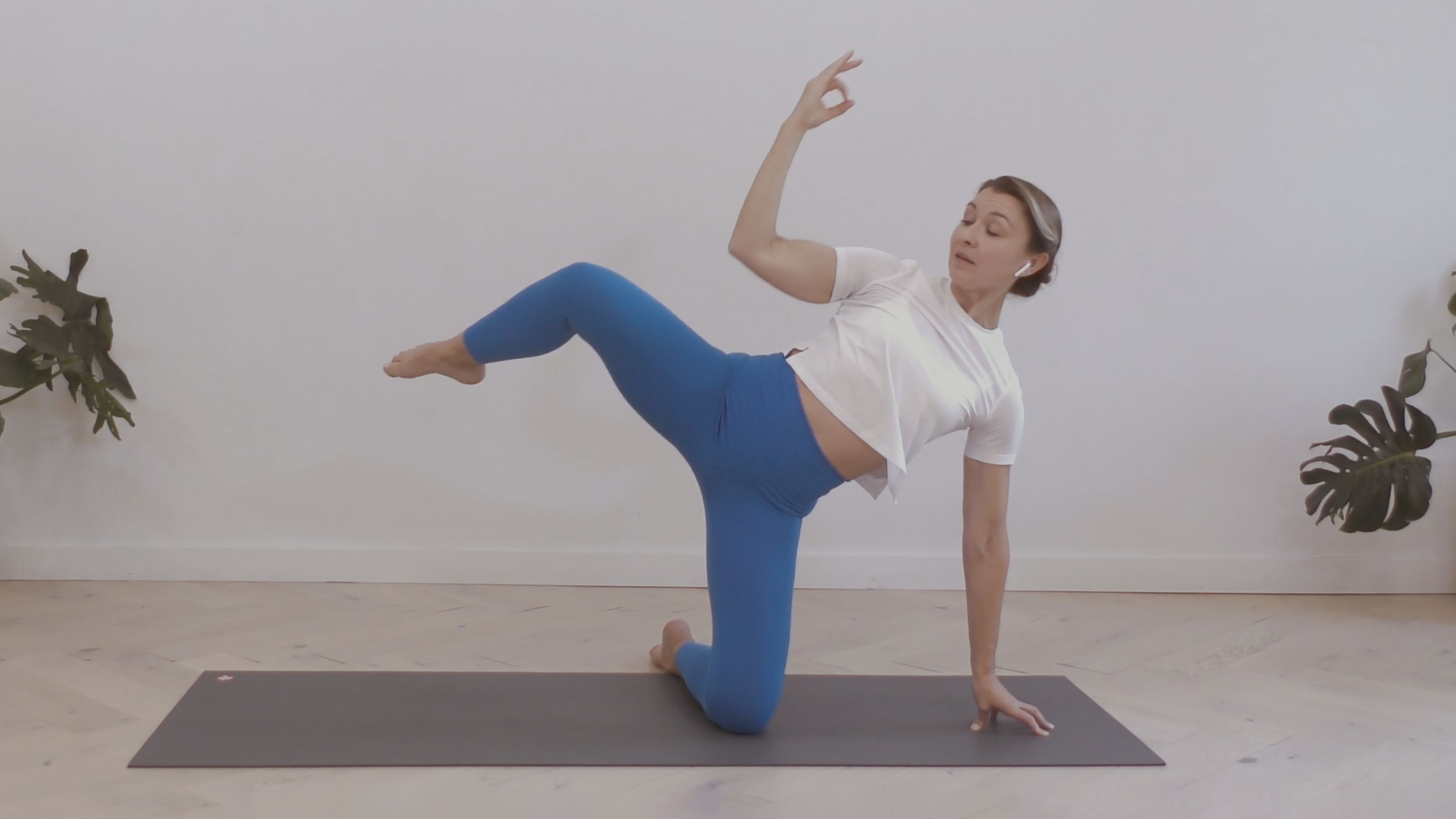 Hip Strength + Flow, 40 Min.