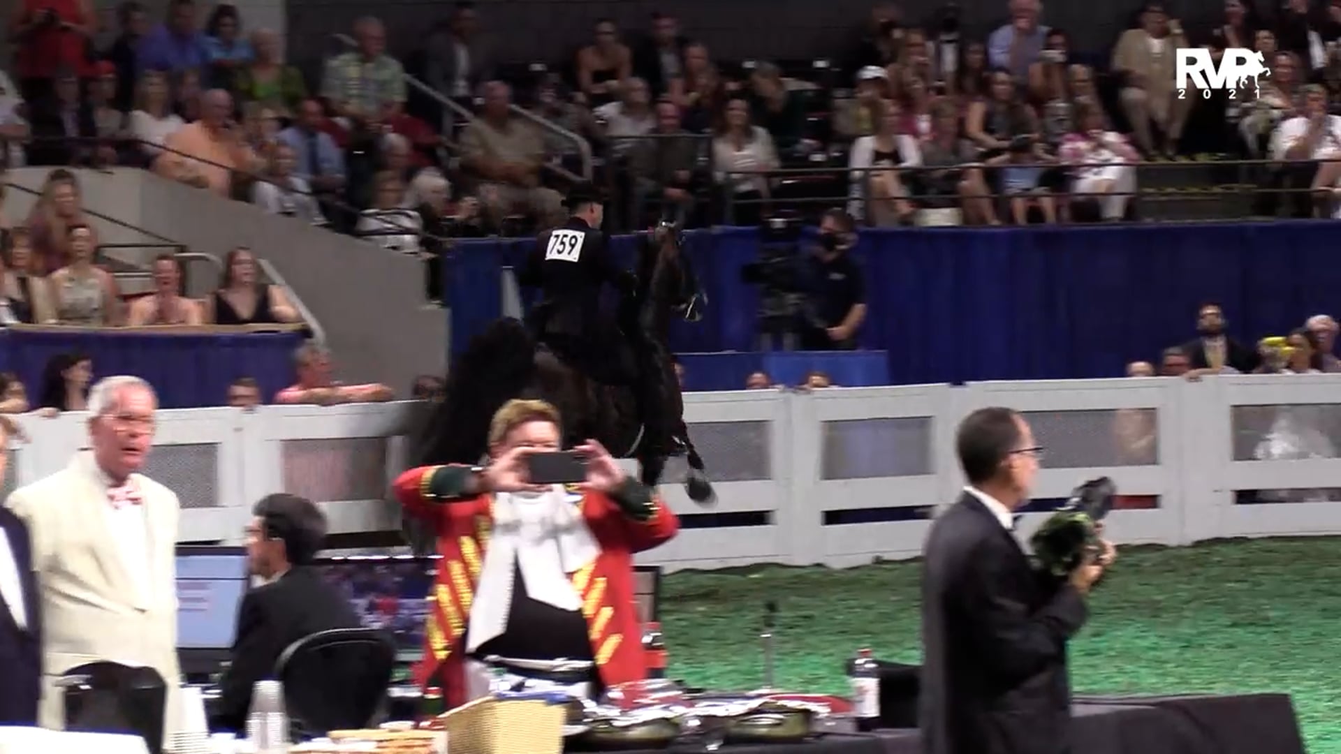 WCHS21 - Class 236 - Bourbon Select and Robert Gardiner, up - ISO