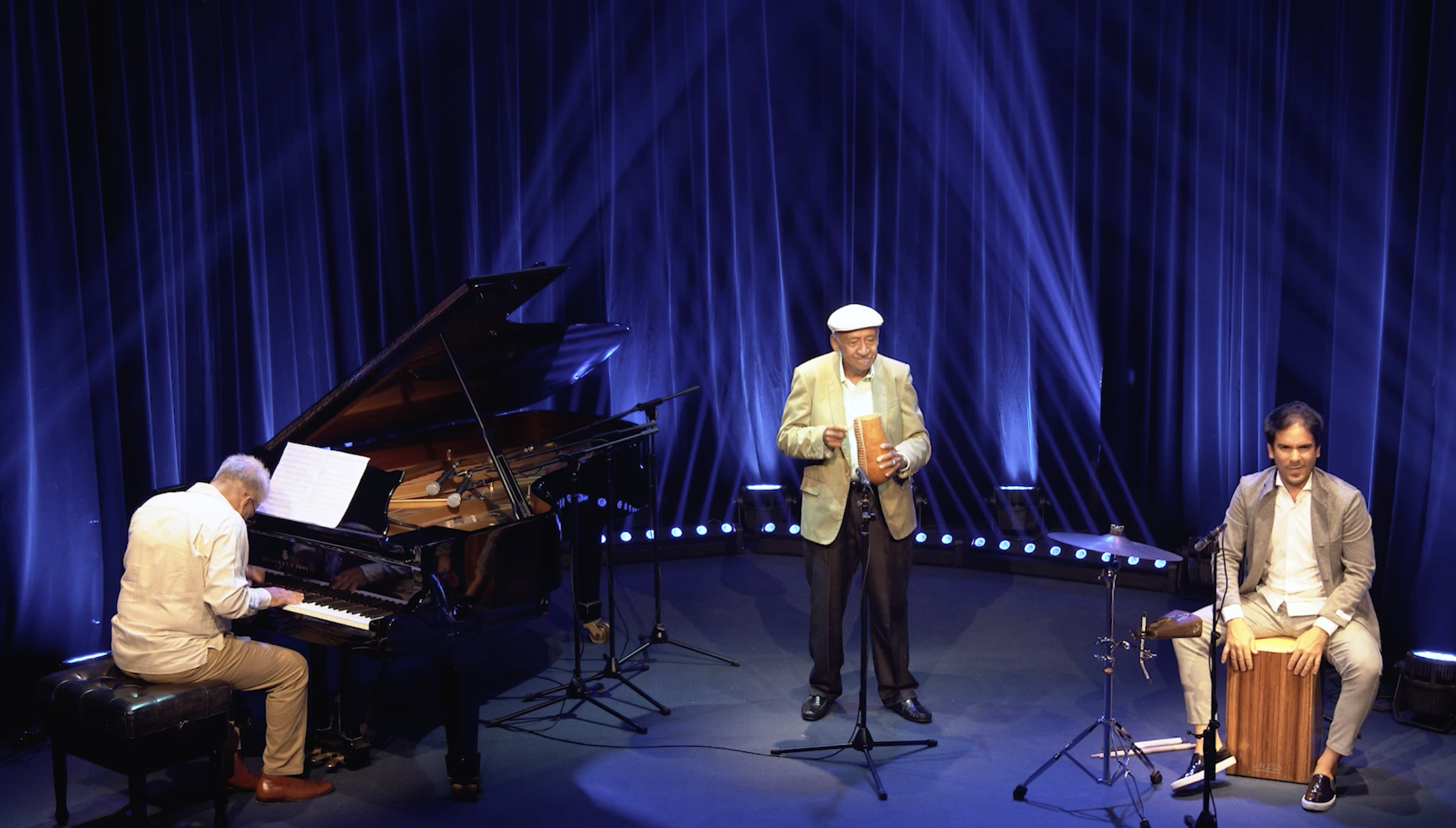 Enrique Lazaga. Con Güiro, Cajón y Piano