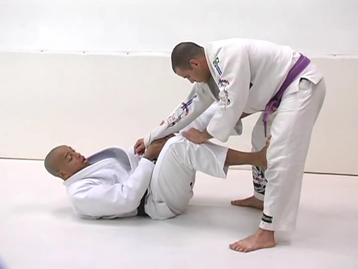 Single leg sweep when controlling one arm