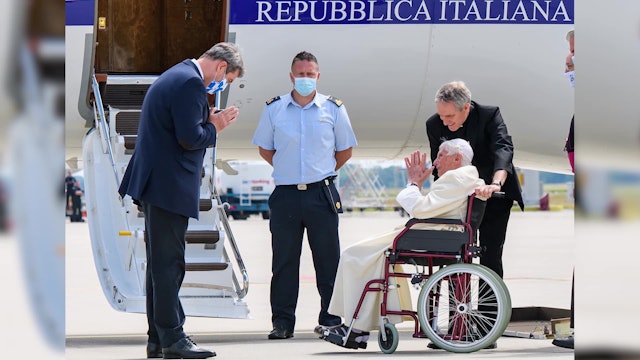 Benedicto XVI regresa al Vaticano, tras visitar a su hermano enfermo en Alemania