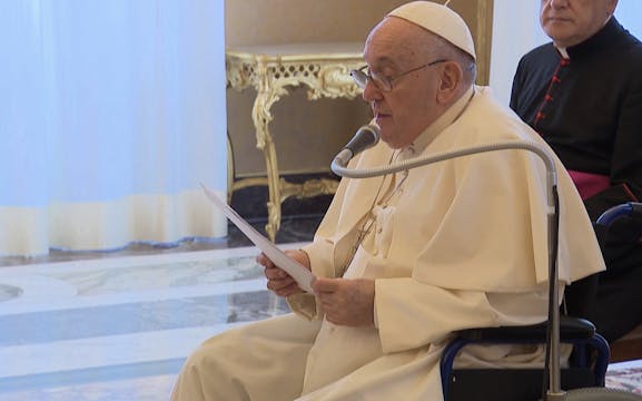 Pope Francis uses wheelchair in all o...