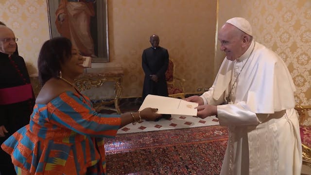 Colorido encuentro del Papa con la nu...