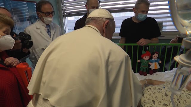 Pope Francis visits Ukrainian childre...