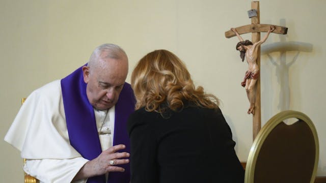 Francisco confiesa en una parroquia d...