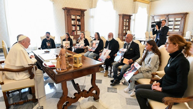 Familiares de rehenes de Hamás se reúnen con el papa
