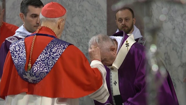 Francisco recibe la ceniza durante la ceremonia de Miércoles de ceniza