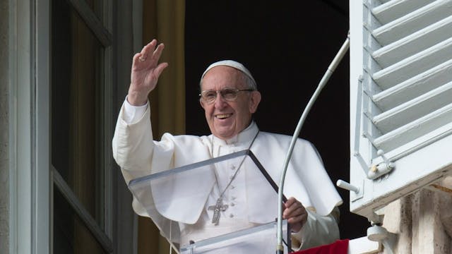 Long live the pope! Thousands celebra...