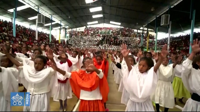 Hundreds of children welcome the pope in Akamasoa with a colorful dance