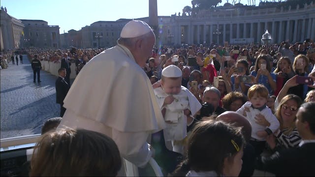A baby dressed as the pope surprises ...