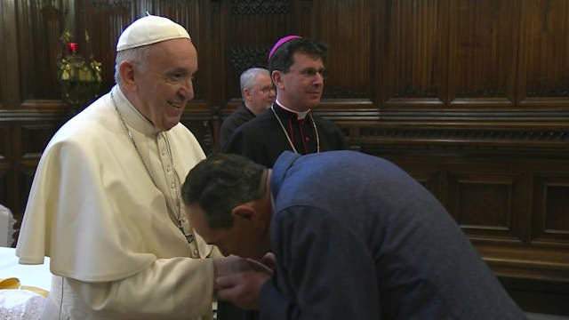 El Papa no quería que le besaran la m...