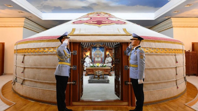 Pope Francis meets Mongolian President in traditional hut