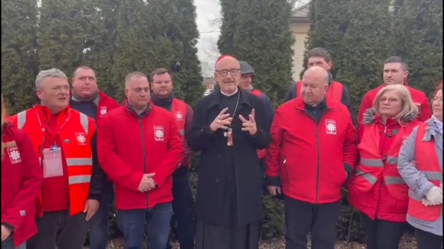 Cardenales enviados a Ucrania cruzan la frontera y pasan el día con refugiados