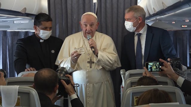 Pope Francis on flight to Rome asks f...