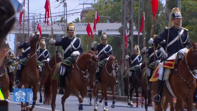 Portuguese National Guard lines streets on horseback
