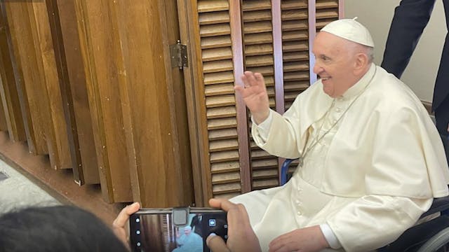 Pope Francis uses wheelchair in publi...