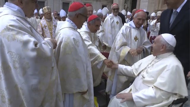 El Papa saluda al cardenal Angelo Bec...