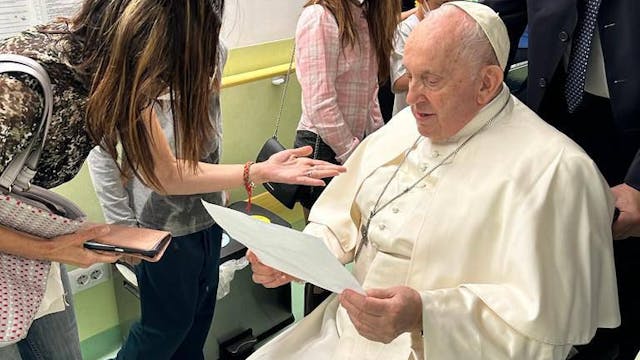 El Papa Francisco visita a enfermos d...