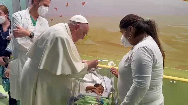 El Papa bautiza un recién nacido dura...