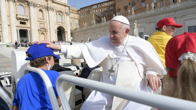 el Papa sube niños a papamóvil para s...