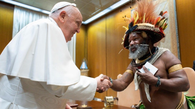 Francisco prepara su viaje a Papúa Nueva Guinea reuniéndose con líder indígena