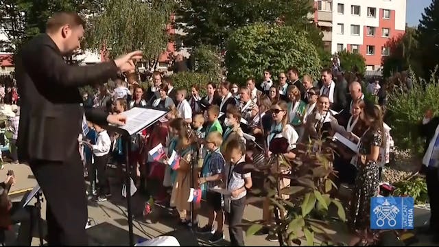 Children's choir sings Slovak songs o...