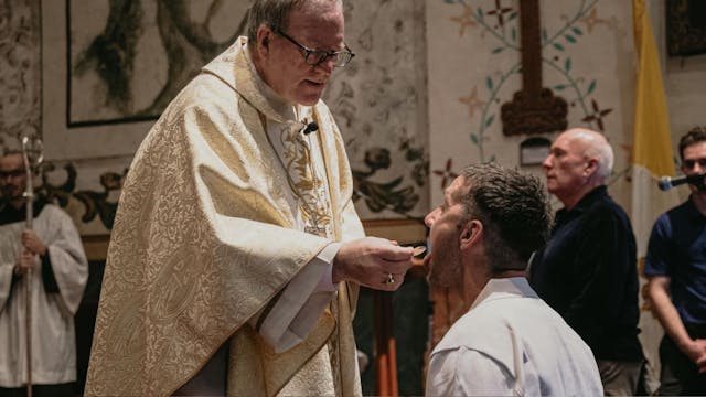 El actor del “Padre Pio” recibe la co...