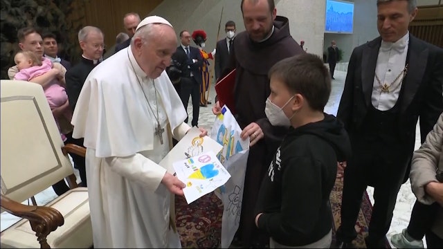 Francisco saluda a grupo de niños ucranianos que huyeron de la guerra